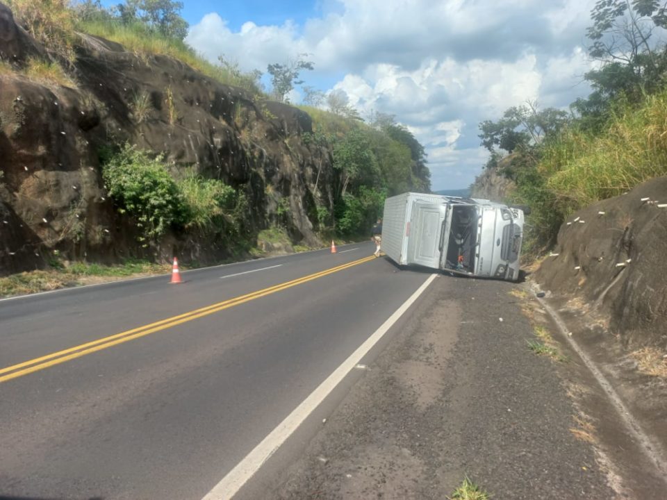 Motorista tomba caminhão na serra da BR-153