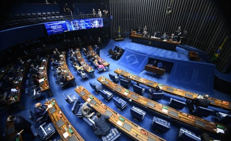 Senado aprova equiparação de milícias e facções a terroristas