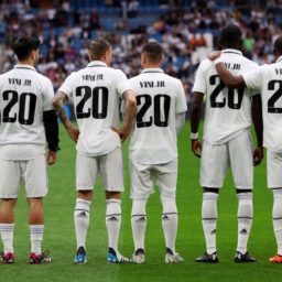 Vinicius Júnior recebe apoio durante jogo do Real Madrid