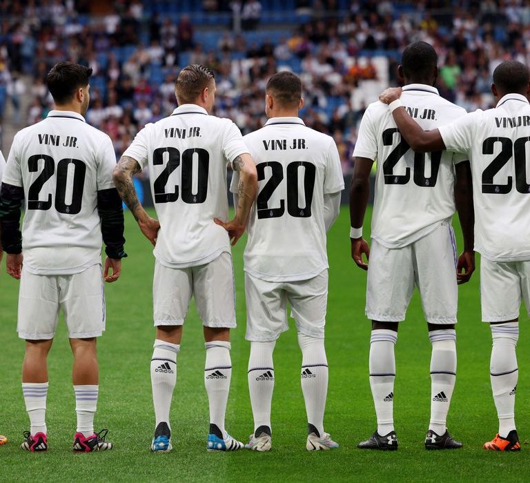 Vinicius Júnior recebe apoio durante jogo do Real Madrid