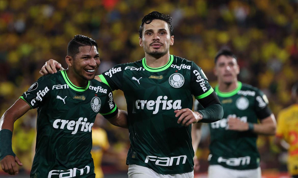 Veiga renasce, Palmeiras vira melhor ataque da Série A e gruda no Bota