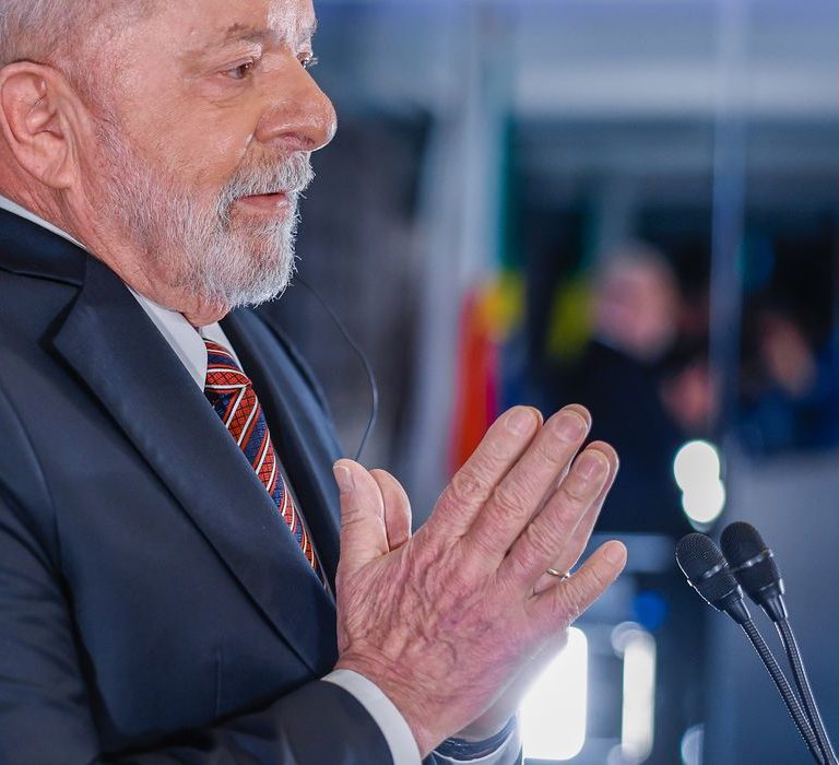 Lula retorna ao Brasil após extensa agenda no Japão