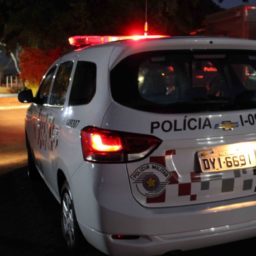 Carro furtado é localizado sem rodas, motor e bateria na zona Oeste