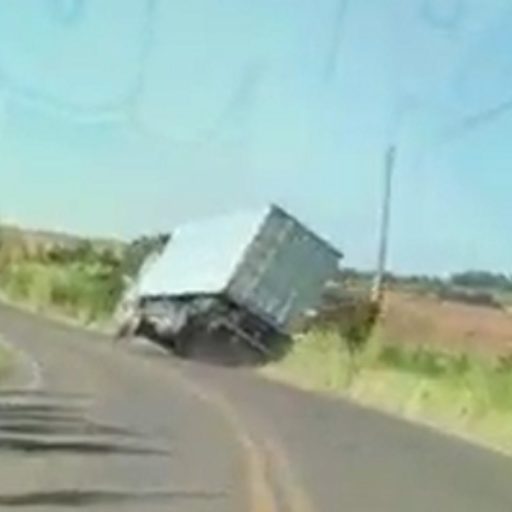 Vídeo mostra momento em que caminhão tomba em vicinal da região