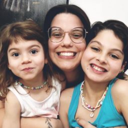 Mariliense adota meninas e encontra propósito ao tornar-se mãe