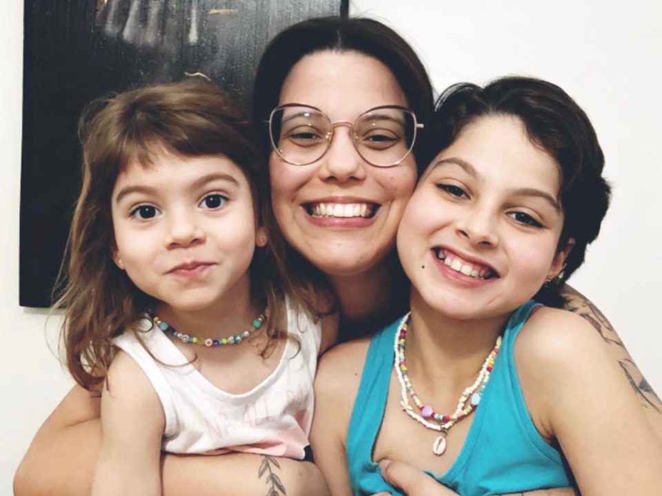 Mariliense adota meninas e encontra propósito ao tornar-se mãe