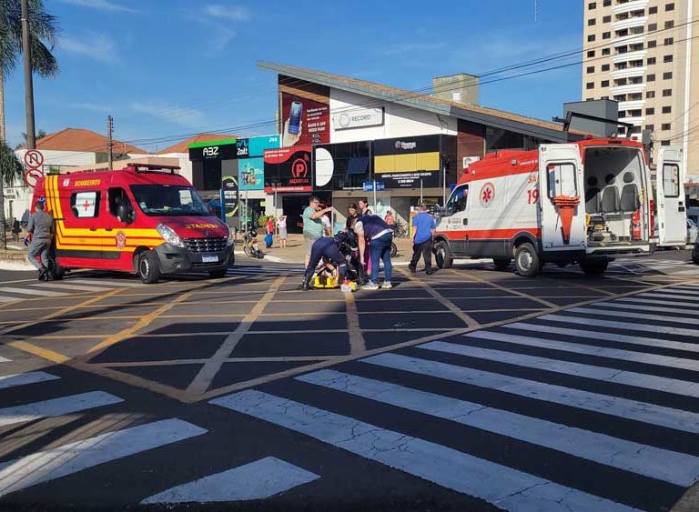 Casal fica ferido em acidente de trânsito no Centro de Marília