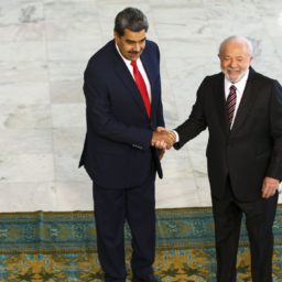 Ao lado de Maduro, Lula defende união de países latino-americanos