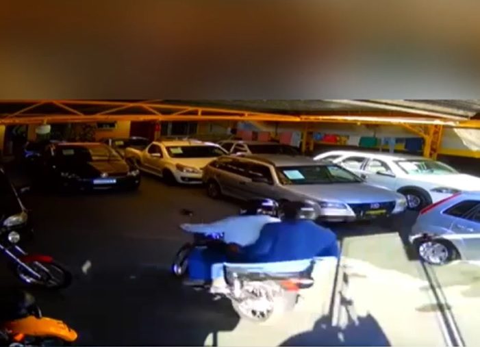 Vídeo mostra ação de dupla que roubou R$ 3,4 mil de garagem em Marília