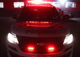 Homem invade apartamento na zona sul, agride mulher e danifica viatura