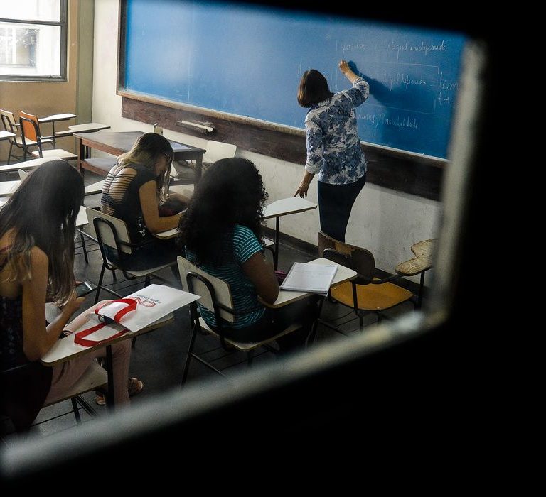 Pesquisa mostra por que brasileiros deixam escola