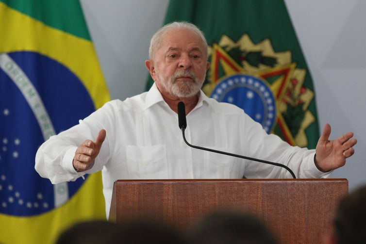 Lula anuncia reajuste no salário mínimo e isenção do IR