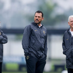 Elenco do Corinthians volta a treinar em dois períodos