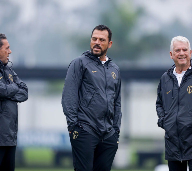 Elenco do Corinthians volta a treinar em dois períodos