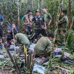 Crianças são achadas vivas na selva 40 dias após queda de avião na Colômbia