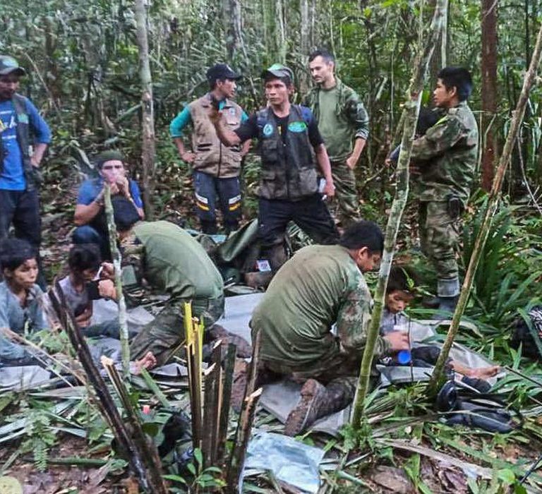 Crianças são achadas vivas na selva 40 dias após queda de avião na Colômbia