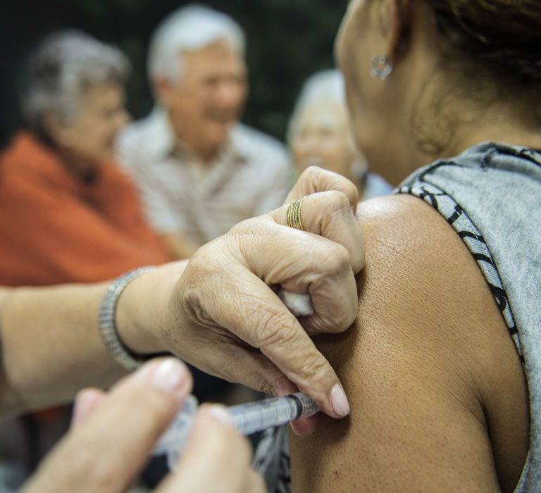 Mais de 43 milhões de pessoas já se vacinaram contra gripe no Brasil