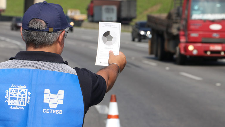 Operação Fumaça Preta da Cetesb autua cinco caminhoneiros em Marília