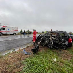 Grave acidente entre carro e caminhão deixa um morto na rodovia BR-153