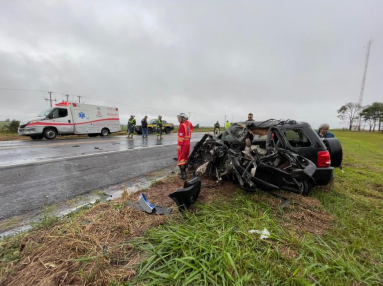 Grave acidente entre carro e caminhão deixa um morto na rodovia BR-153