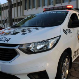Adolescentes são detidos enquanto empurravam carro furtado pela avenida das Esmeraldas