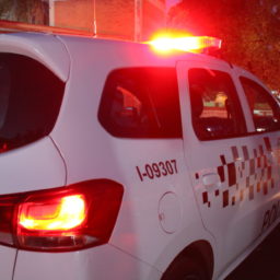 Trio armado invade e rouba casa na zona Oeste