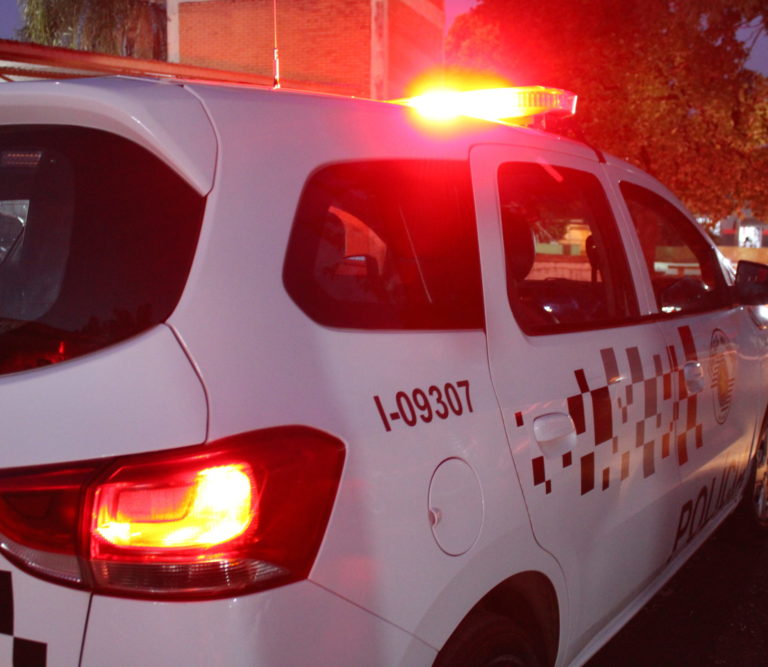 Trio armado invade e rouba casa na zona Oeste