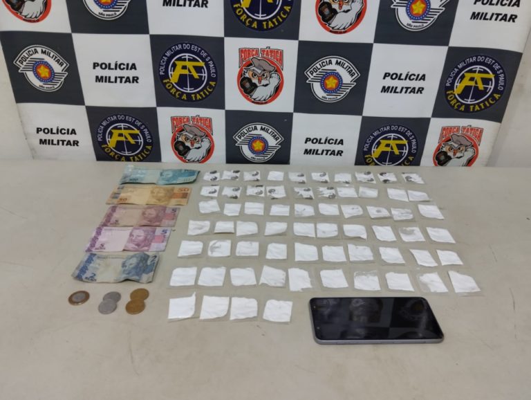 Força Tática prende homem com cocaína e dinheiro na Vila Barros