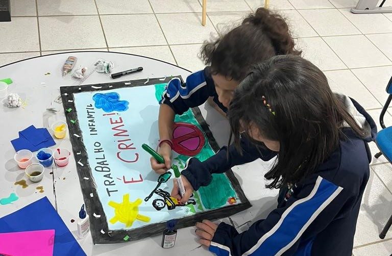 Alunos participam do lançamento da campanha de combate ao trabalho infantil