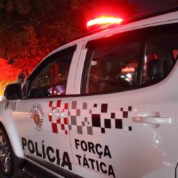 Criminoso armado assalta mulher de 57 anos em ponto de ônibus na Vila Barros