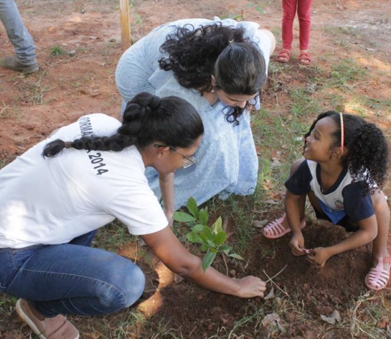 Alunos da Emei Branca de Neve plantam 50 árvores nativas e frutíferas