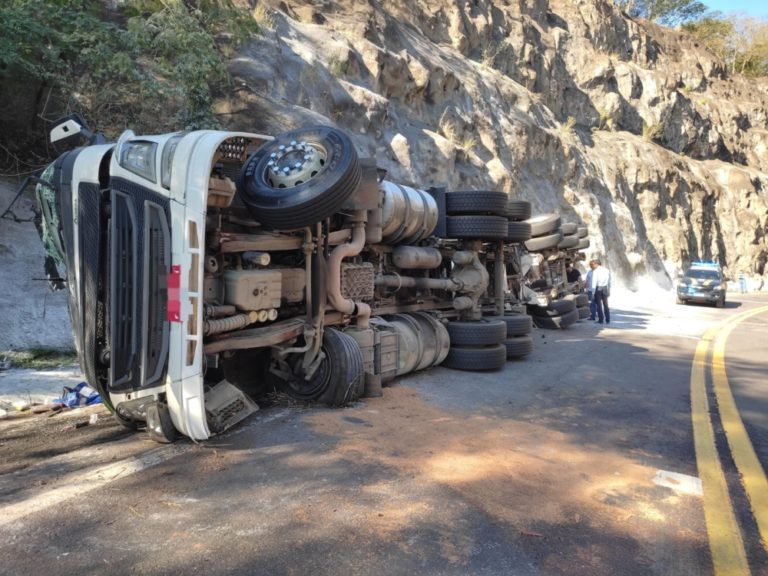 Motorista de caminhão morre em tombamento na BR-153 em Ocauçu