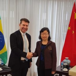 Prefeito de Quintana tem reunião de negócios com a cônsul-geral da China