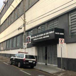 Mulher estaciona moto para trabalhar e veículo é levado na zona Oeste