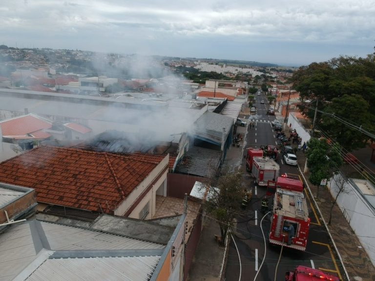 Incêndio destrói casa no bairro Alto Cafezal em Marília