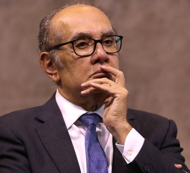 Gilmar Mendes toma posse na cadeira de ministro substituto no TSE