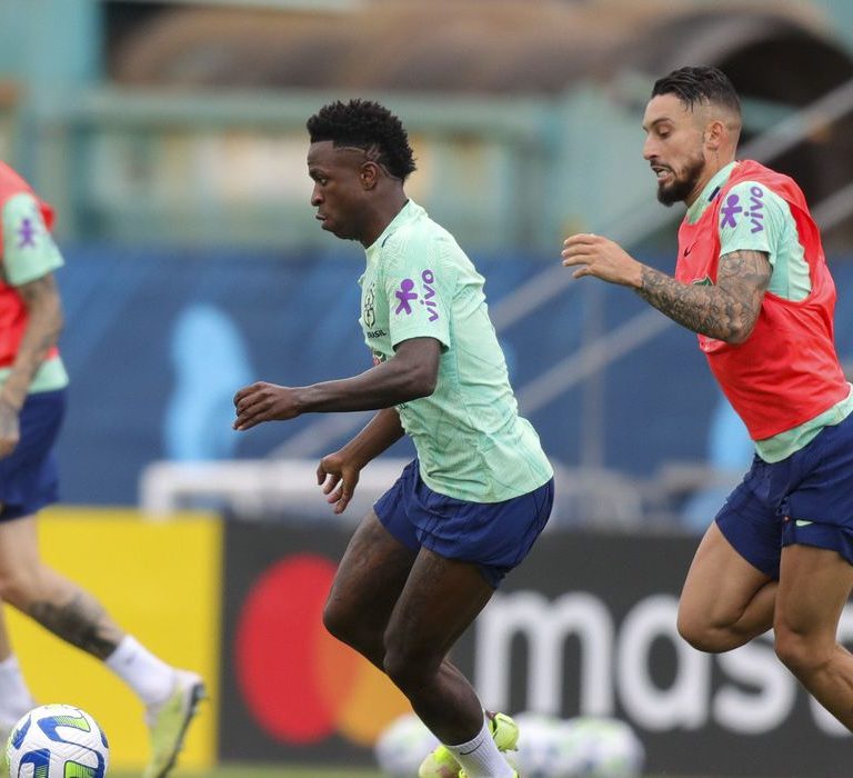 Seleção brasileira realiza 1º treino com grupo completo em Barcelona