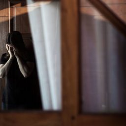 A cada quatro horas uma mulher é vítima de violência no Brasil