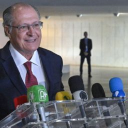 “Só faltam os escandalosos juros caírem”, defende Geraldo Alckmin