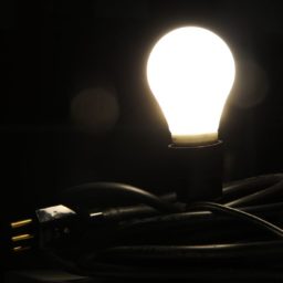 Idosos têm direito a desconto na conta de luz; veja como conseguir