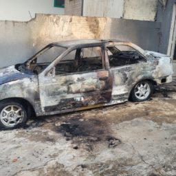 Incêndio deixa carro totalmente destruído na zona Norte de Marília