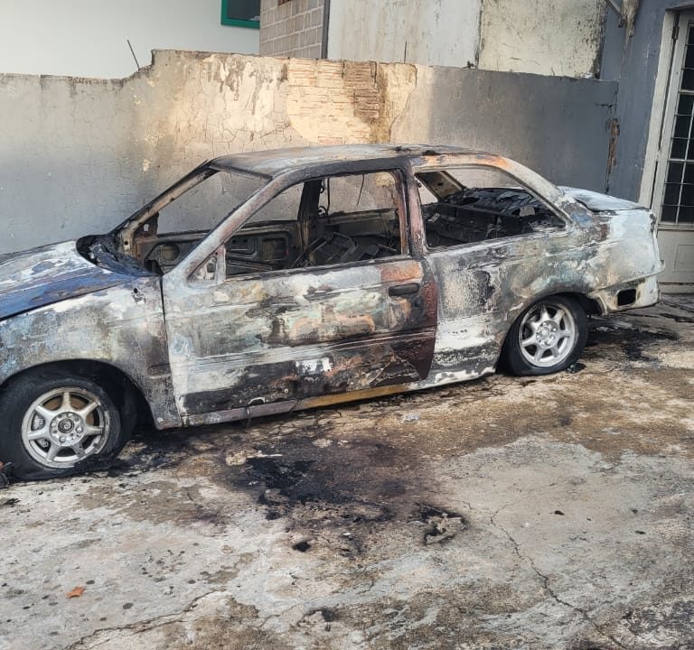 Incêndio deixa carro totalmente destruído na zona Norte de Marília