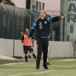 MAC demite técnico Rogério Corrêa após humilhante desclassificação