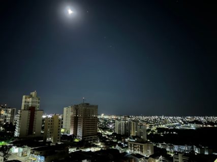 <p>Foto belíssima mostra lua iluminando o céu de Marília (Foto: Samantha Ciuffa)</p>
