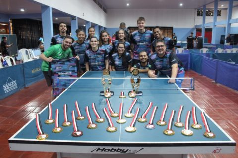 <p>Equipes do tênis de mesa de Marília posam com medalhas conquistadas nos Jogos Regionais (Foto: Christian Cabrini)</p>
