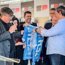 Vice do MAC, Alysson Alex presenteia Tarcísio com camisa do clube em visita