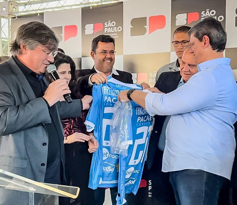 Vice do MAC, Alysson Alex presenteia Tarcísio com camisa do clube em visita