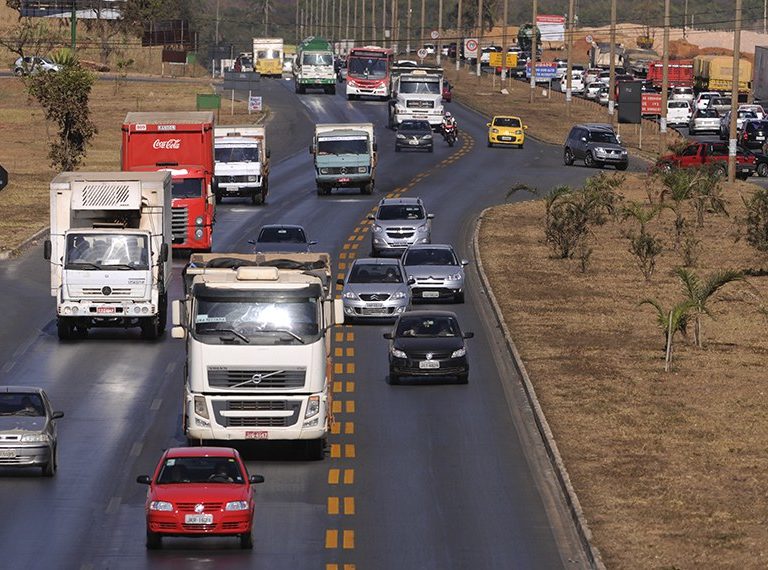 Placas de veículos podem voltar a informar cidade e estado, prevê projeto no Senado