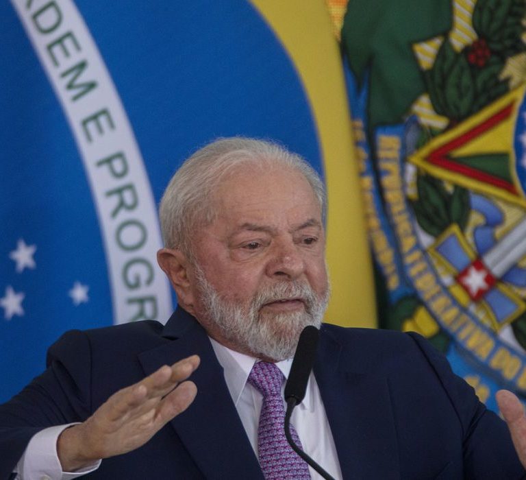 País poderia ser 4ª economia global, mas caiu em mundo obscuro, diz Lula