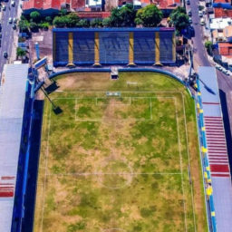 Foto mostra péssimo estado de gramado no Abreuzão; reforma pode custar quase R$ 5 milhões